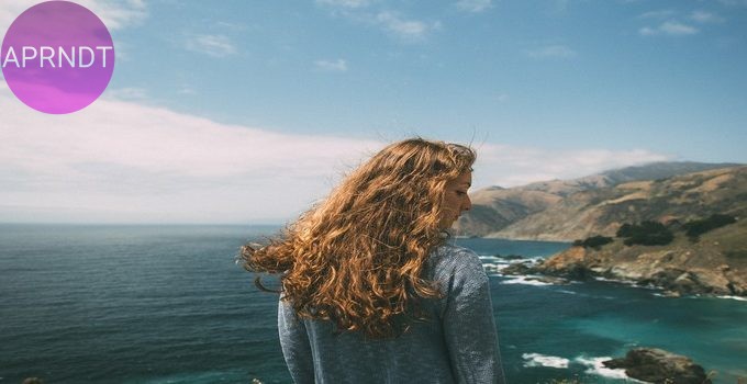 Pelo rizado mirando al masr