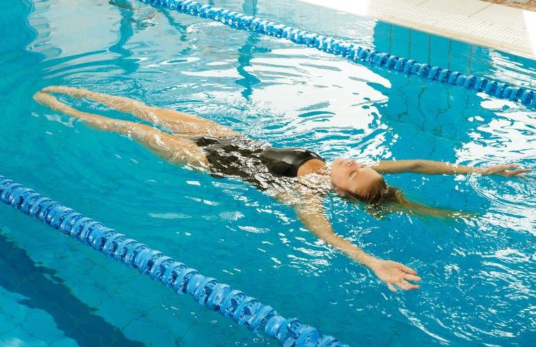 Los estilos de natación: estilo espalda - Apréndete